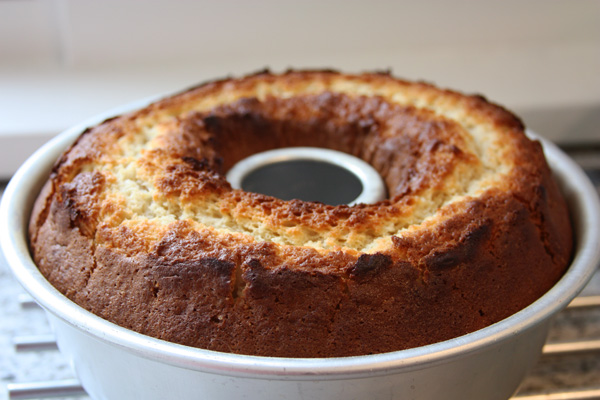 Bolo de claras na forma