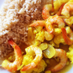 Esse curry de couve-flor e camarão é uma receita muito simples, rápida de preparar e com sabor intenso e delicioso.