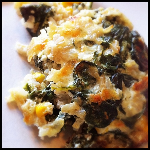 Essa receita de arroz de forno com espinafre e queijo é deliciosa, fácil e rápida de preparar, e compõe uma refeição vegetariana completa.