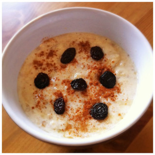 Delicioso e nutritivo mingau de aveia com banana, excelente para o café da manhã.