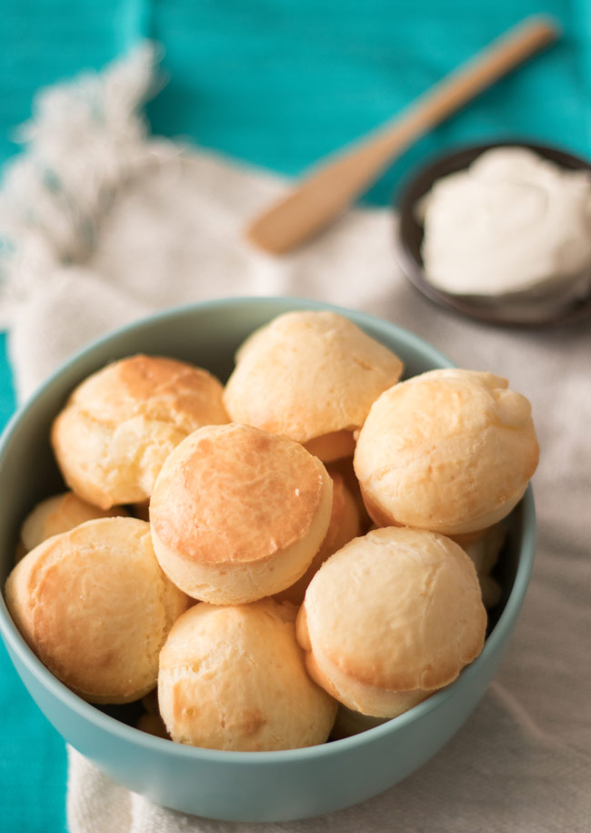 Pão de queijo de liquidificador fácil e rápido de preparar. Crocante por fora, macio por dentro, perfeito para o lanche da tarde. E pode passar aquele cafezinho.