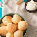 Pão de queijo de liquidificador fácil e rápido de preparar. Crocante por fora, macio por dentro, perfeito para o lanche da tarde. E pode passar aquele cafezinho.
