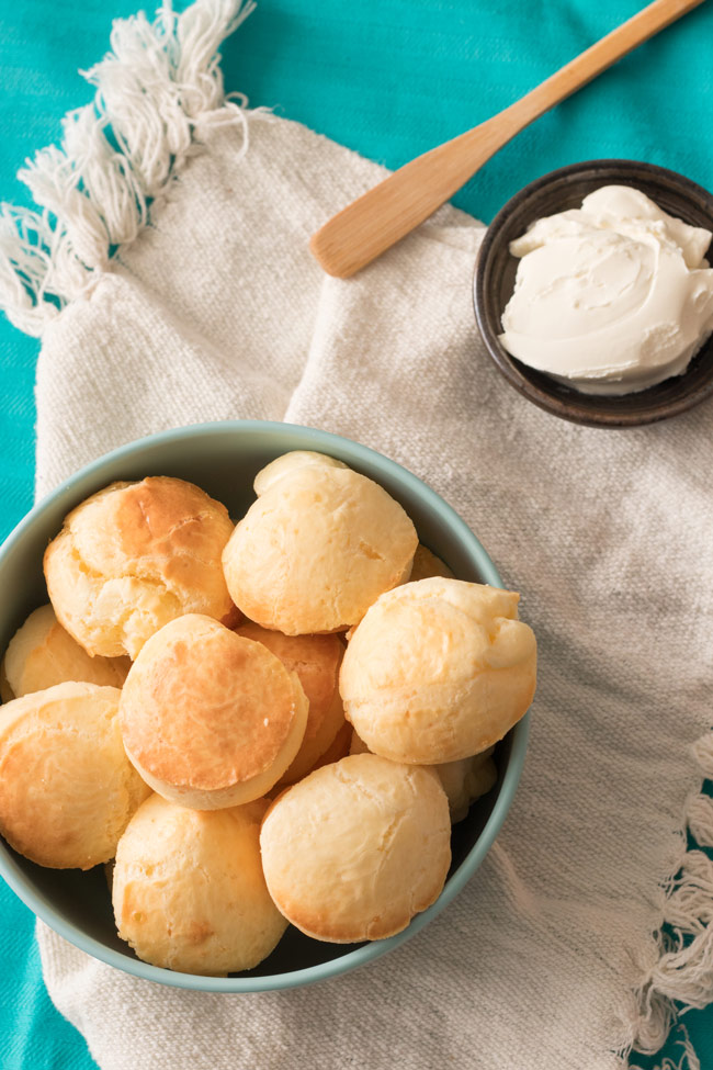 Pão de queijo de liquidificador fácil e rápido de preparar. Crocante por fora, macio por dentro, perfeito para o lanche da tarde. E pode passar aquele cafezinho.