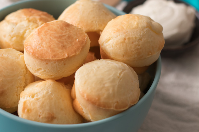 Pão de queijo de liquidificador fácil e rápido de preparar. Crocante por fora, macio por dentro, perfeito para o lanche da tarde. E pode passar aquele cafezinho.