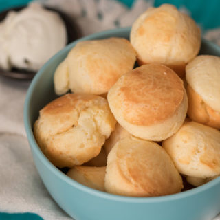 Pão de queijo de liquidificador fácil e rápido de preparar. Crocante por fora, macio por dentro, perfeito para o lanche da tarde. E pode passar aquele cafezinho.