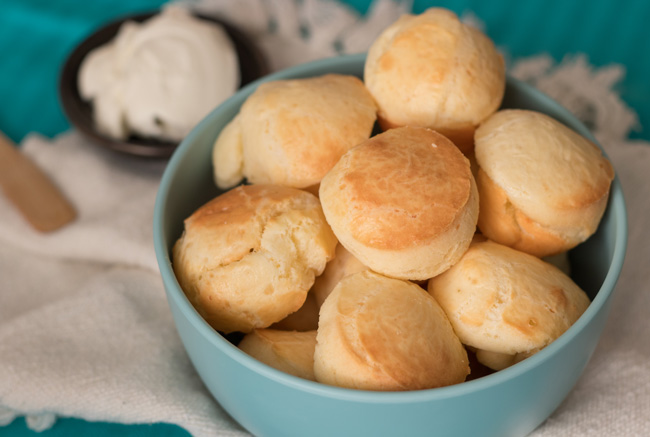 Pão de queijo de liquidificador fácil e rápido de preparar. Crocante por fora, macio por dentro, perfeito para o lanche da tarde. E pode passar aquele cafezinho.