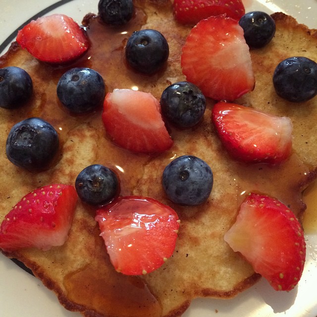 Receita de panquecas rápidas feitas com mix caseiro super prático. Uma mão na roda para preparar aquelas panquecas fofinhas para o café da manhã.