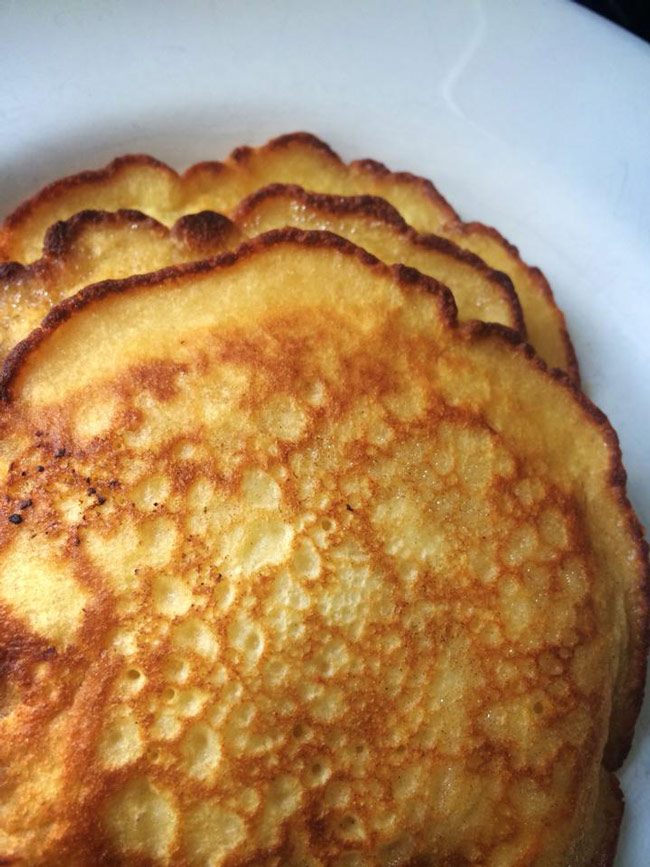 Receita de panquecas rápidas feitas com mix caseiro super prático. Uma mão na roda para preparar aquelas panquecas fofinhas para o café da manhã.