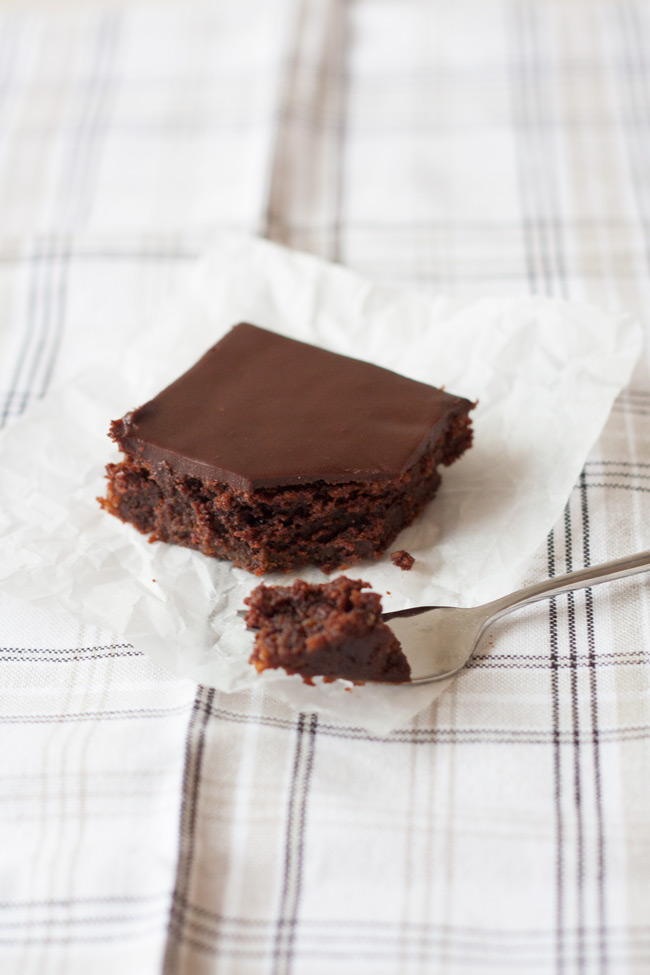 Esse bolo de chocolate fácil, perigosamente fácil, é o melhor bolo de chocolate que já comi. Bem chocolatoso, úmido, ele derrete na boca.