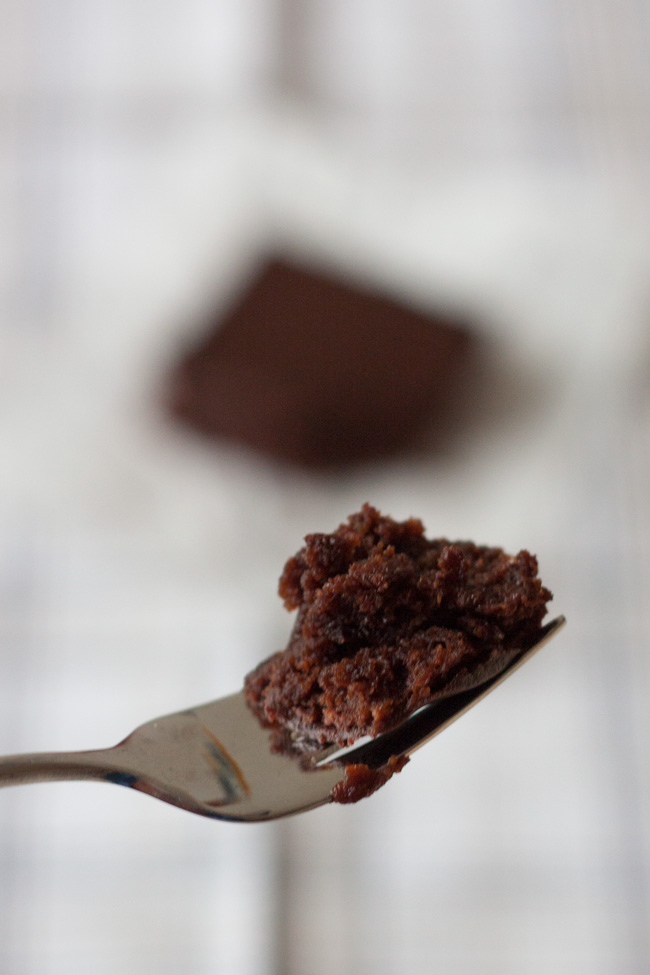 Esse bolo de chocolate fácil, perigosamente fácil, é o melhor bolo de chocolate que já comi. Bem chocolatoso, úmido, ele derrete na boca.