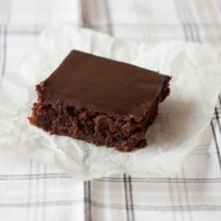 Esse bolo de chocolate fácil, perigosamente fácil, é o melhor bolo de chocolate que já comi. Bem chocolatoso, úmido, ele derrete na boca.