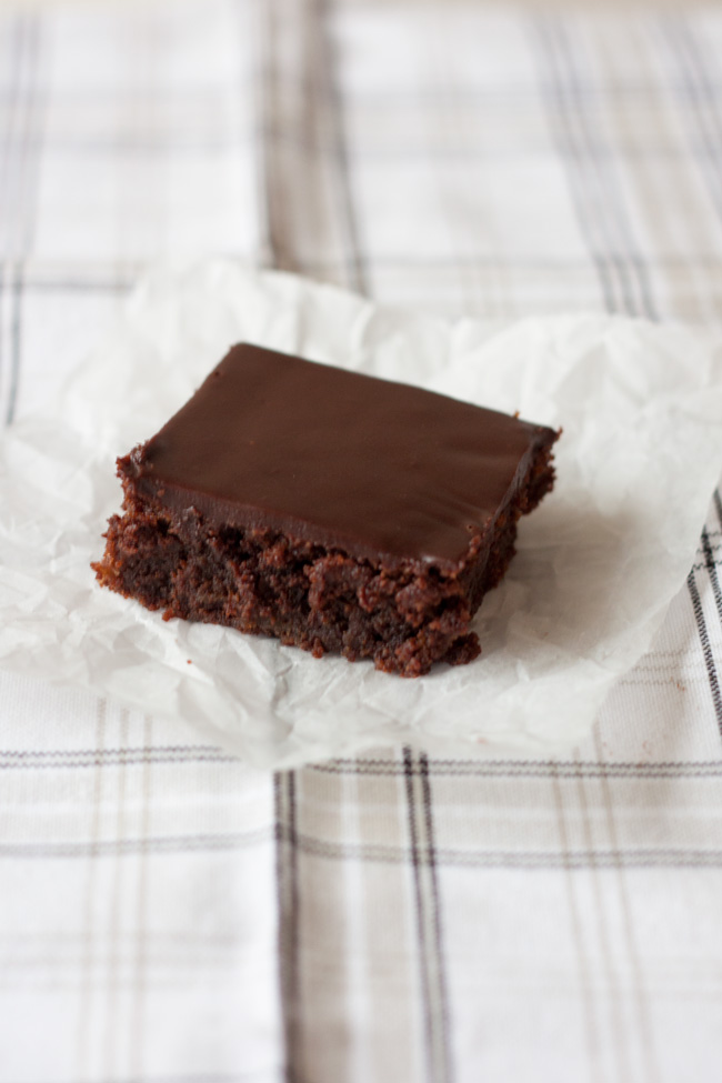 Esse bolo de chocolate fácil, perigosamente fácil, é o melhor bolo de chocolate que já comi. Bem chocolatoso, úmido, ele derrete na boca.