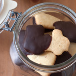 Delicioso cookie de baunilha com cobertura de chocolate. Fácil de fazer, com sabor de baunilha na medida certa, perfeito para comer com um cafezinho ou um copo de leite puro.