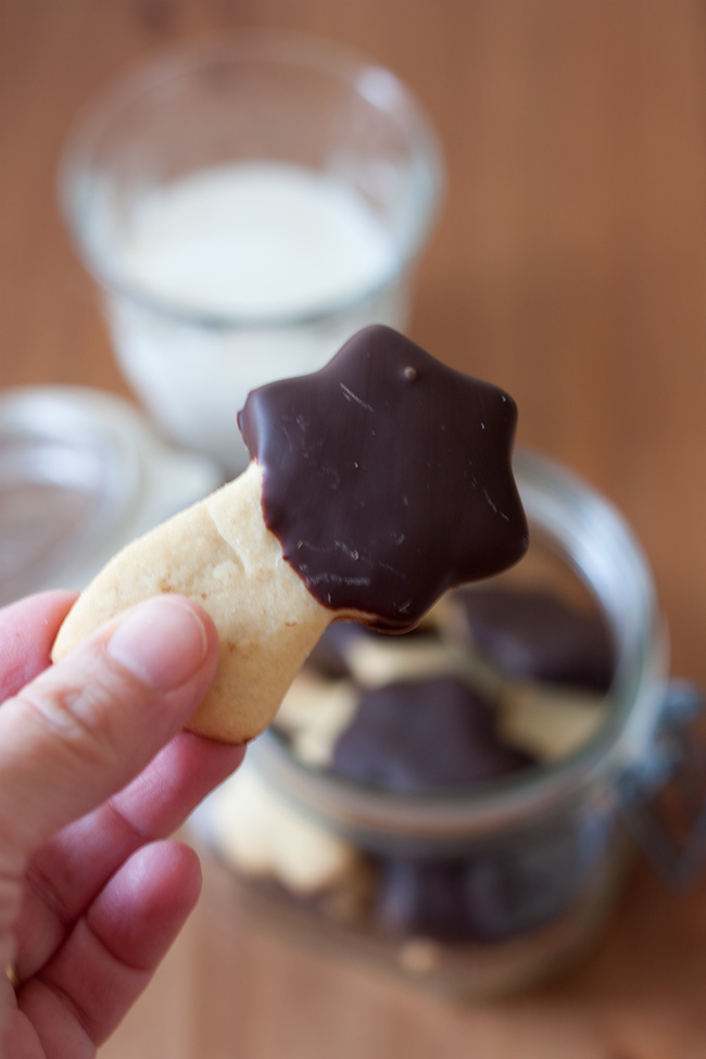Delicioso cookie de baunilha com cobertura de chocolate. Fácil de fazer, com sabor de baunilha na medida certa, perfeito para comer com um cafezinho ou um copo de leite puro.