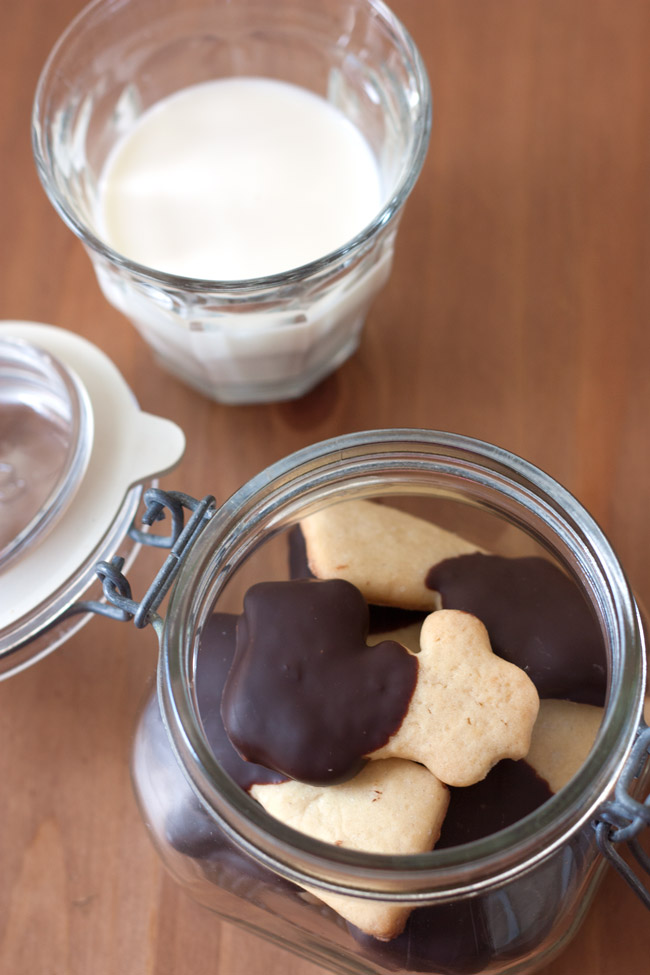 Delicioso cookie de baunilha com cobertura de chocolate. Fácil de fazer, com sabor de baunilha na medida certa, perfeito para comer com um cafezinho ou um copo de leite puro.