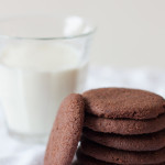 Biscoito de chocolate simples, fácil e rápido de fazer. Crocante, delicado e perfeito pra comer acompanhado de um copo de leite ou daquela xícara de um café fresquinho.