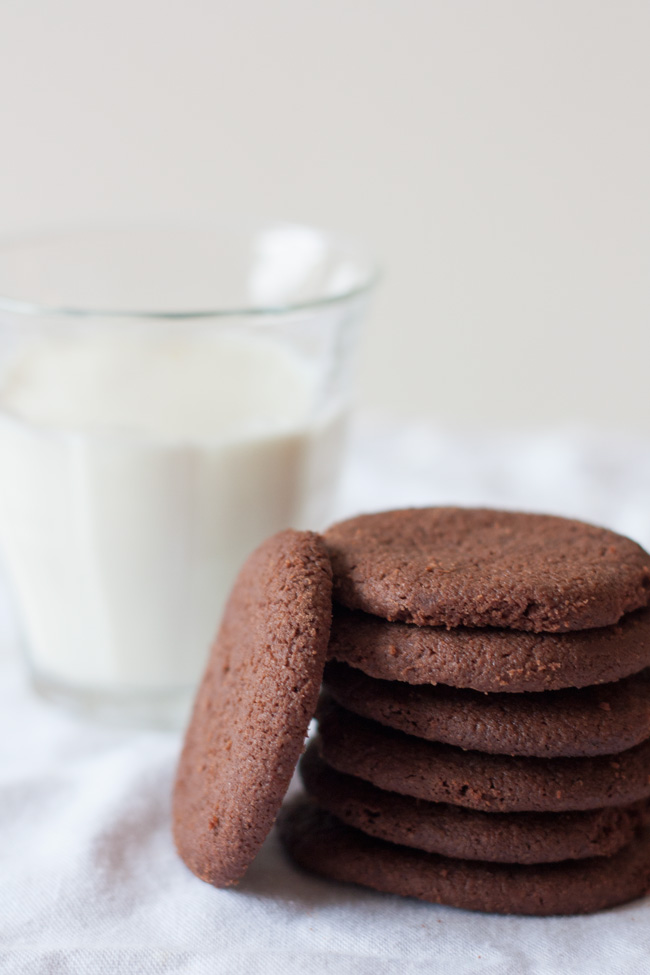 biscoito de chocolate simples, fácil e rápido de fazer. Crocante, delicado e perfeito pra comer acompanhado de um copo de leite ou daquela xícara de um café fresquinho. biscoito de chocolate simples, fácil e rápido de fazer. Crocante, delicado e perfeito pra comer acompanhado de um copo de leite ou daquela xícara de um café fresquinho.