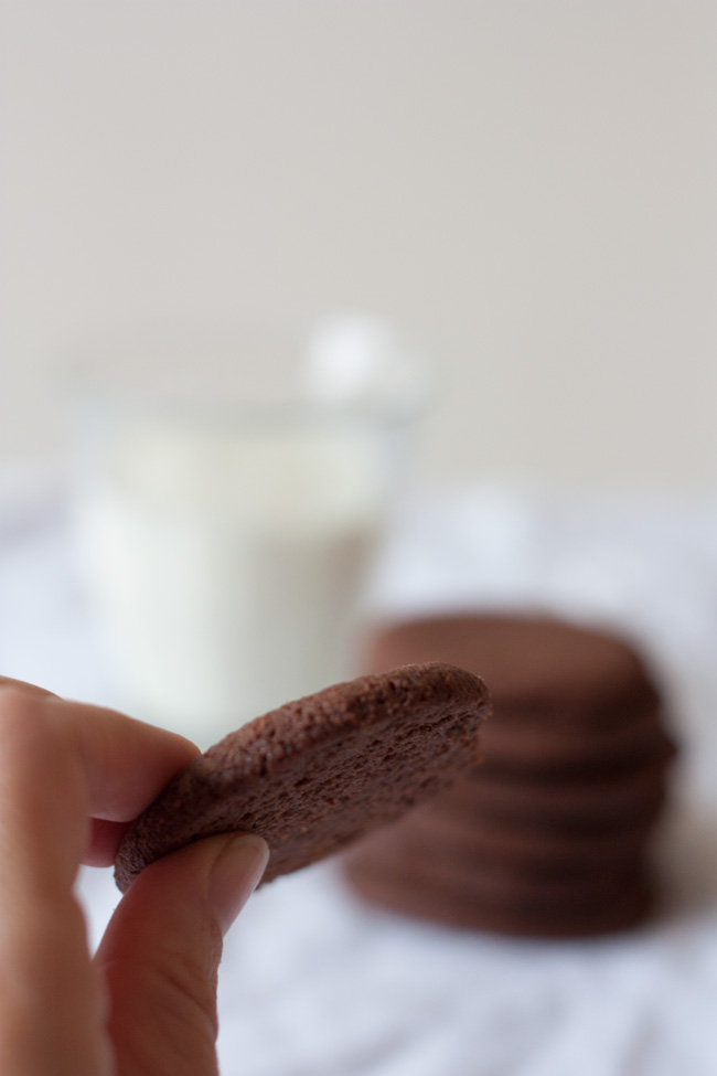 Biscoito de chocolate simples, fácil e rápido de fazer. Crocante, delicado e perfeito pra comer acompanhado de um copo de leite ou daquela xícara de um café fresquinho. Biscoito de chocolate simples, fácil e rápido de fazer. Crocante, delicado e perfeito pra comer acompanhado de um copo de leite ou daquela xícara de um café fresquinho.