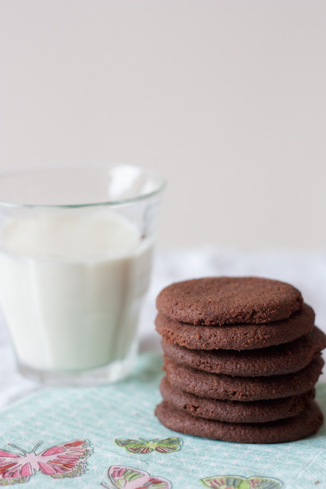 Biscoito de chocolate simples, fácil e rápido de fazer. Crocante, delicado e perfeito pra comer acompanhado de um copo de leite ou daquela xícara de um café fresquinho. Biscoito de chocolate simples, fácil e rápido de fazer. Crocante, delicado e perfeito pra comer acompanhado de um copo de leite ou daquela xícara de um café fresquinho.