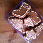 Biscoito de Natal com especiarias e glacê de limão. Leve, crocante, perfeito para presentear ou servir acompanhado de um chá ou cafezinho.