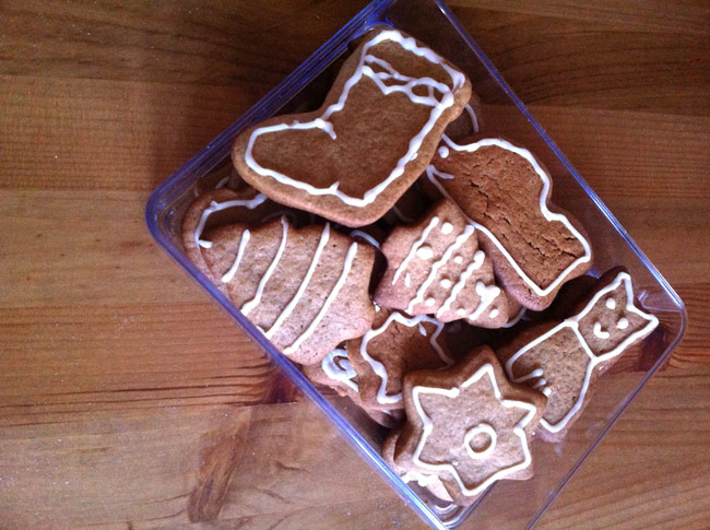 Biscoito de Natal com especiarias e glacê de limão. Leve, crocante, perfeito para presentear ou servir acompanhado de um chá ou cafezinho.