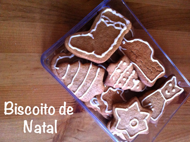 Biscoito de Natal com especiarias e glacê de limão. Leve, crocante, perfeito para presentear ou servir acompanhado de um chá ou cafezinho.