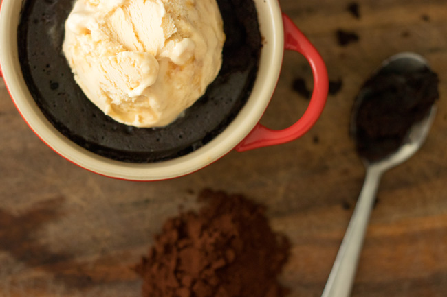 Brownie de caneca de microondas vegan