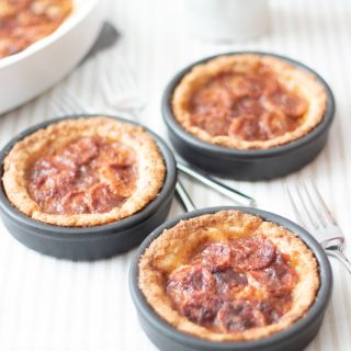 Torta de banana simples, fácil e deliciosa. Perfeita para comer acompanhada de um cafezinho.