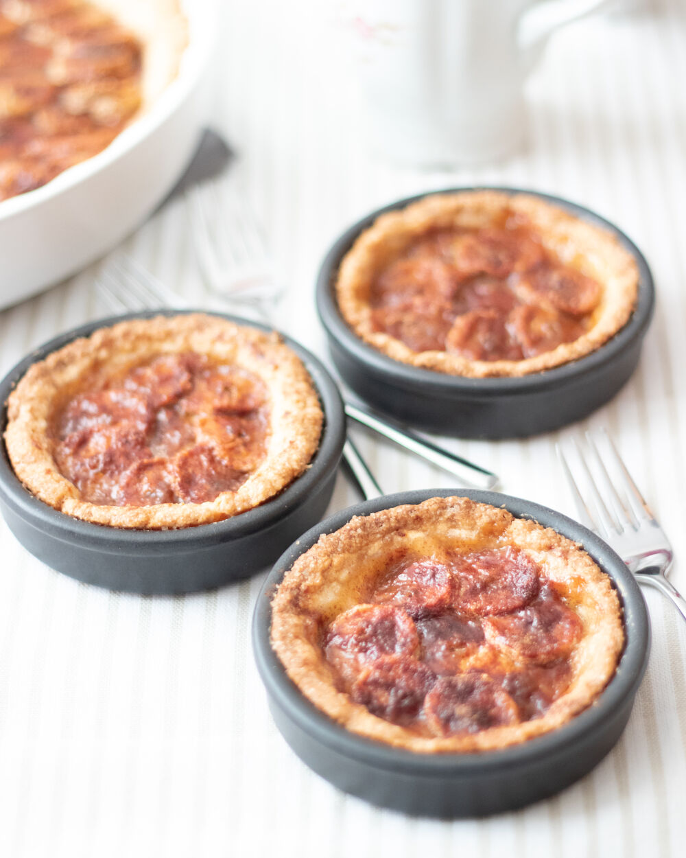 Torta de banana simples, fácil e deliciosa. Perfeita para comer acompanhada de um cafezinho.