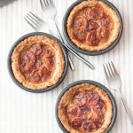 Torta de banana simples, fácil e deliciosa. Perfeita para comer acompanhada de um cafezinho.