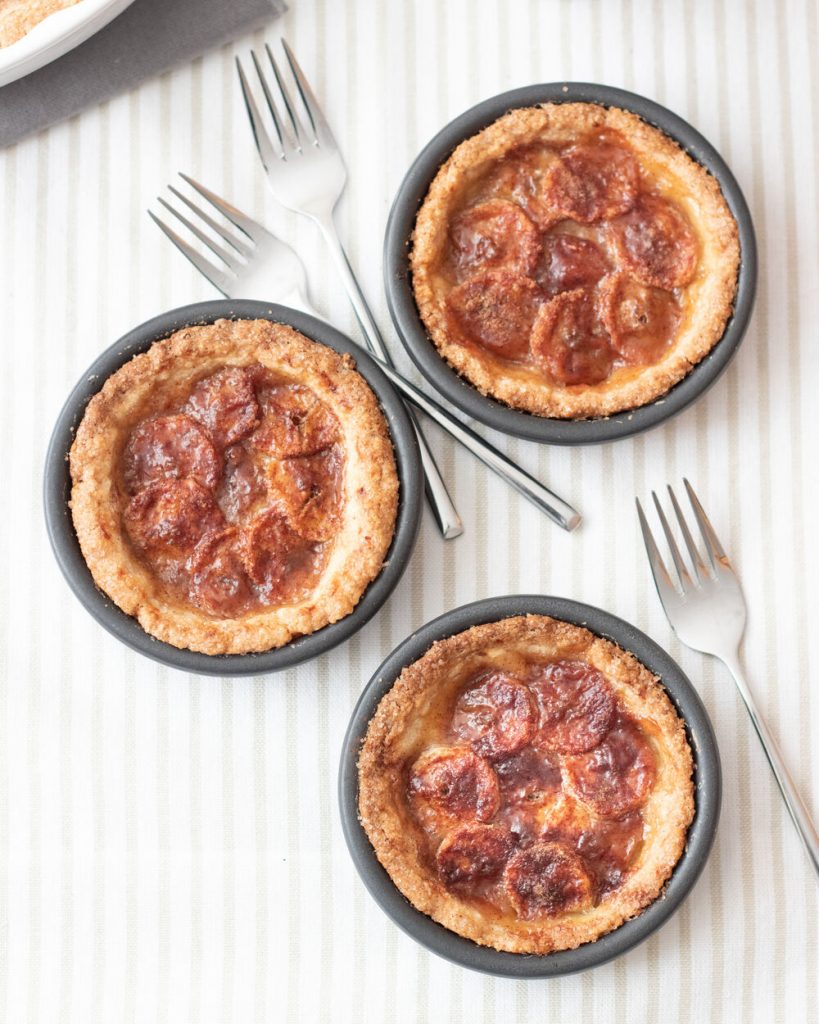 Torta de banana simples, fácil e deliciosa. Perfeita para comer acompanhada de um cafezinho.